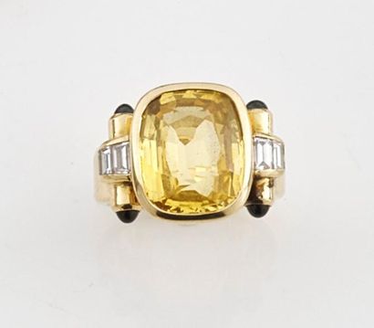 null BAGUE tank en or jaune 18k (750°/°°) ornée d'un saphir jaune taille coussin...