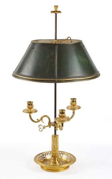 null LAMPE BOUILLOTE en bronze ciselé et doré, le fût à cannelures rudentées d'asperges...