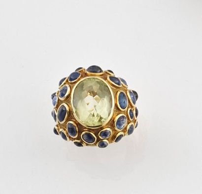 null BAGUE dôme en or jaune 18k (750 °/°°) sertie d'une citrine ovale facettée dans...