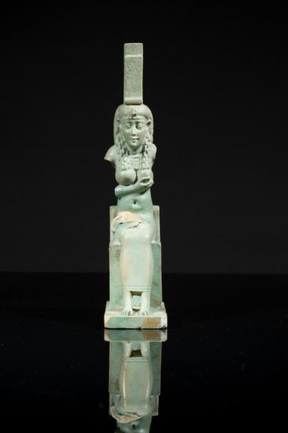 null Grande AMULETTE représentant Isis allaitant Horus assise sur un trône au décor...