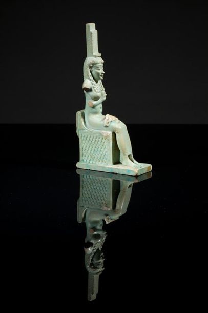 null Grande AMULETTE représentant Isis allaitant Horus assise sur un trône au décor...