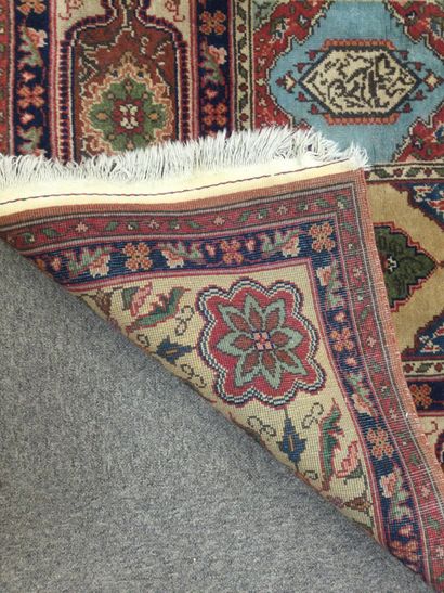 null IRAN, tapis mécanique en laine à décor de mosaïque polychrome, Dim. 310 x 200...
