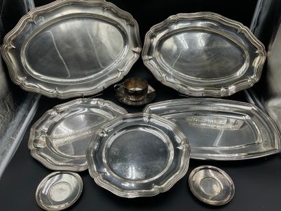 null Lot de métal argenté comprenant : 3 plats ovales (L. 50, 45 et 45 cm), 2 plats...