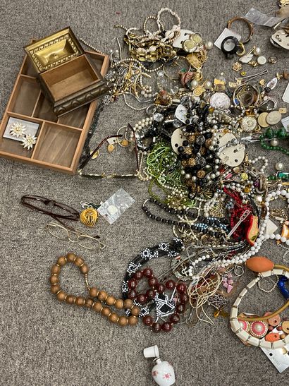 null Très important lot de bijoux fantaisies., bracelets, bagues, collier, lunet...