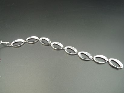 null Bracelet en or gris 18K (750/oo) lisse composé de maillons ovales stylisés ajourés....