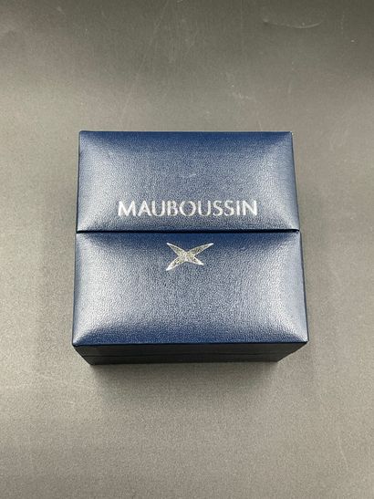 null MAUBOUSSIN, Bague en or gris 18K 750/°° centrée d'un fleur de nacre, entourage...