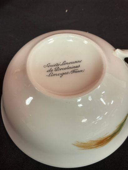 null LIMOGES, Service à café en porcelaine blanche à décor de dorure et fleurs comprenant...