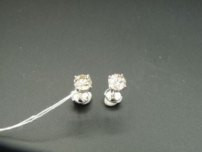 null Paire de clous d'oreilles en or gris 18K (750/oo) ornés chacun d'un diamant...