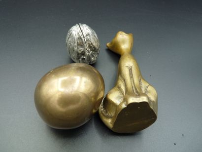 null Lot comprenant 3 objets en métal (dont bronze) : un oeuf, une statuette de chat...
