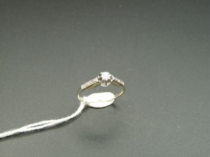 null Bague en or gris 18K (750/oo) et platine (850/oo) centrée d'un diamant taille...