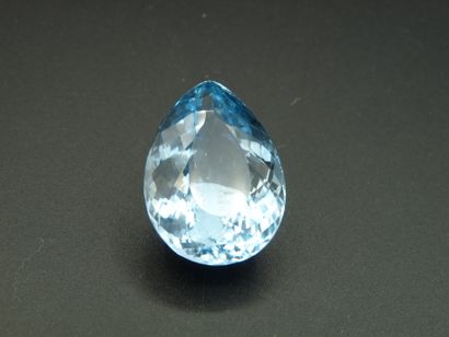 null Topaze bleue non montée, taillée en poire, pesant 76,6 carats.