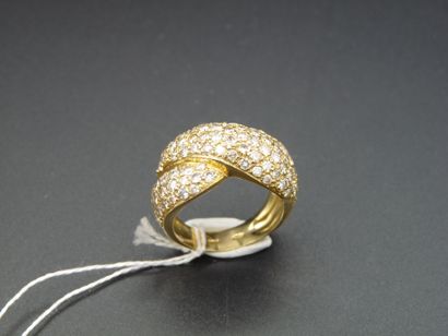null Bague Jonc en or jaune 18K (750/oo) à décor tressé bombé pavé de diamants taille...