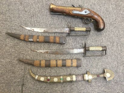 null 1 Set of 3 African daggers + copy of Tromblon Zamac gun