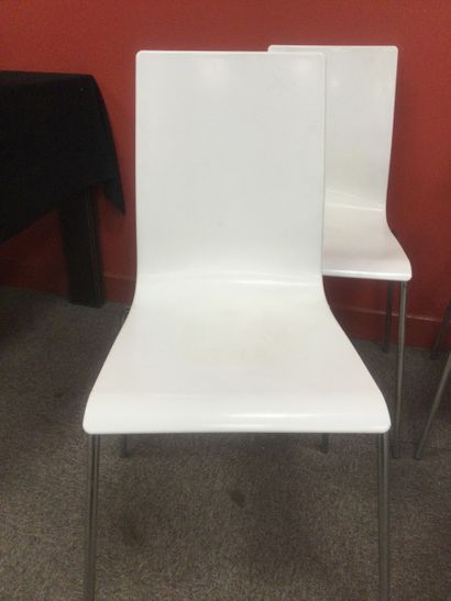 null Lot de 4 chaises blanches de style moderne assises en plastique et piétements...