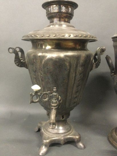 null Lot of two Samovars in pewter with engraved decoration and in silver plated...