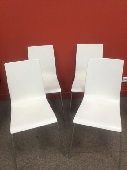Set of 4 white modern style chairs with plastic...