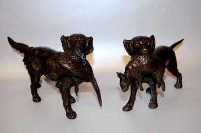 null Deux sculptures en fonte de fer à patine brune dorée, "Chien au lièvre" "Chien...