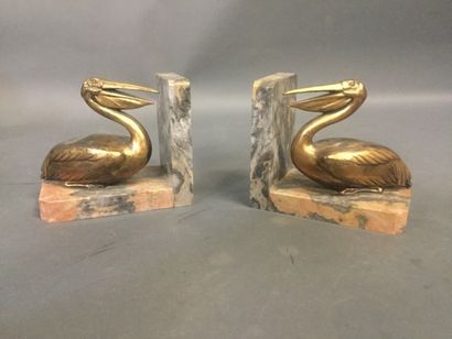null Pair of bookends "Aux Pélicans" in bronze on marble base