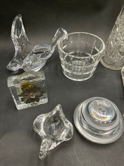 null Lot de pièces en cristal et verre comprenant : Carafes, baguier, vide poche...