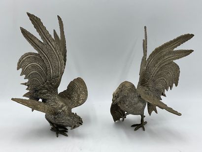 null Ensemble de 2 sculptures en métal argenté figurant 2 coqs de combat, H. 20 ...