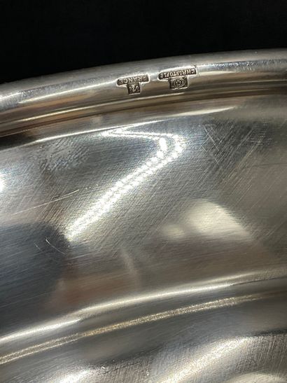 null Lot en métal argenté composé d'un plat CHRISTOFLE de forme ovale, L. 42 cm -...