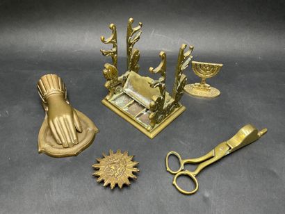 Lot d'objets en bronze ou laiton doré : mouchette,...