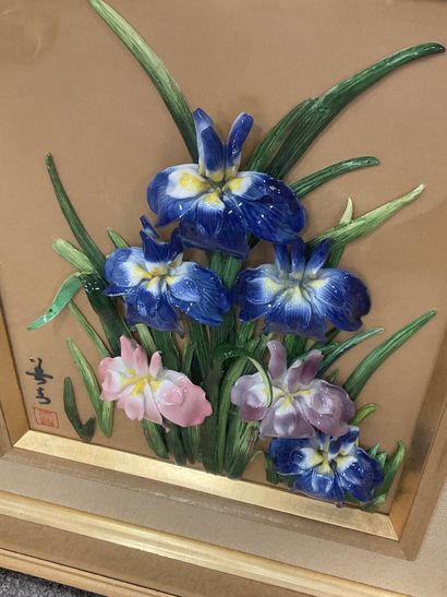 null Art Japonais, NICHIGAKU, Cadre sous Plexiglas intégrant une composition d'iris...