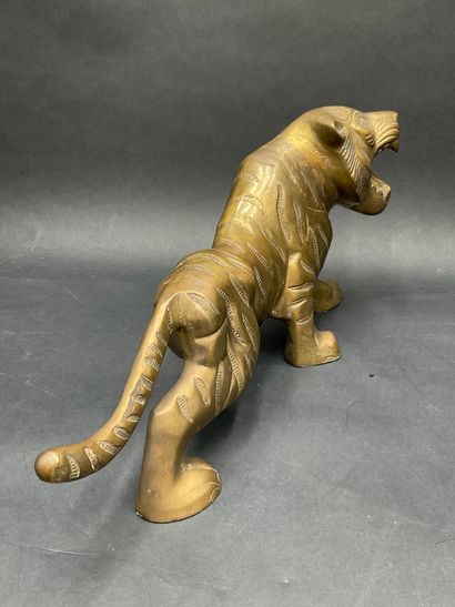 null Sculpture en régule à patine doré figurants un tigre du Bengale rugissant h....
