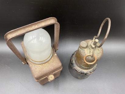 null Lot de deux lampes anciennes : Lampe de cheminot WONDER type TIFON, circa 1940,...