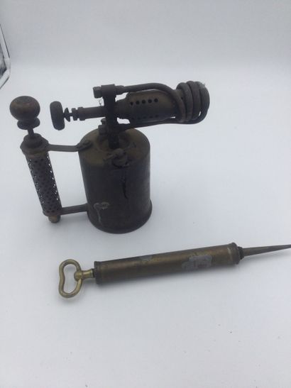 null Lot including an old lamp to be welded and an old grease gun of mark SCALVE...