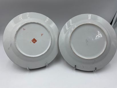 null CHINE, Lot de 2 assiettes en porcelaine à décor polychrome l'une d'un phénix...