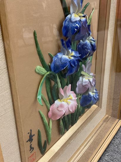 null Art Japonais, NICHIGAKU, Cadre sous Plexiglas intégrant une composition d'iris...