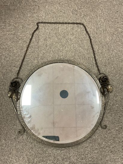null Miroir moderne de forme ronde cadre en métal patiné à décor de rose, Diam. 50...