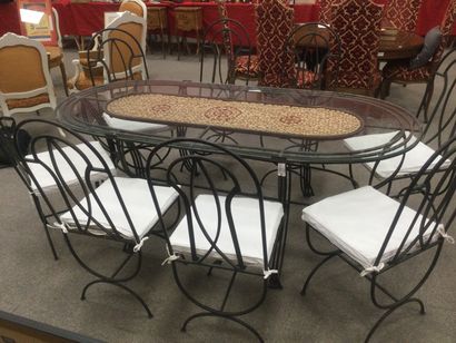 null Bel ensemble composé d'une table et de 8 chaises en fer forgé, la table est...