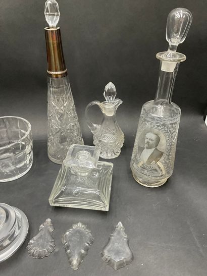 null Lot de pièces en cristal et verre comprenant : Carafes, baguier, vide poche...