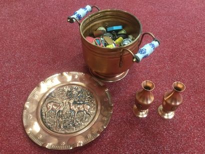 null Set of key rings, metal pot with its tray, 2 vases with the arms of Bar le ...