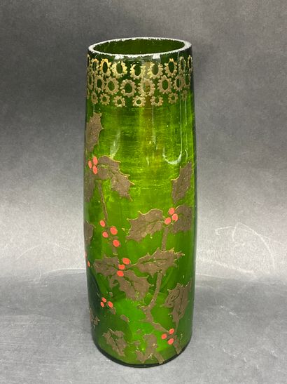 Vase Art-Nouveau en verre soufflé et peint...
