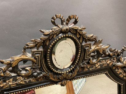 null Miroir de cheminée Napoléon III, encadrement en stuc et bois noirci et doré...