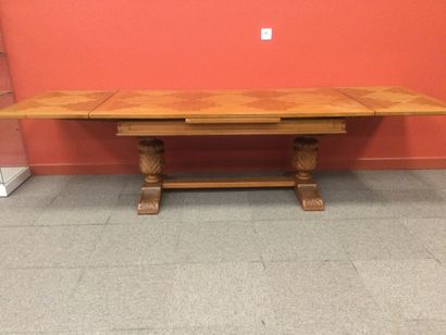 null TABLE de salle à manger en bois et placage, plateau à rallonges marqueté de...