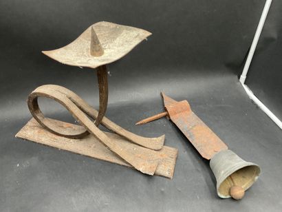 null Lot comprenant un pique cierge en fer forgé (H. 30 cm) et une cloche en bronze...