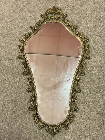 null Miroir moderne de style Louis XV en métal doré et à décor de perles, rinceaux...