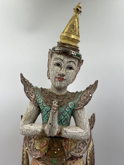 null SCULPTURE en bois polychrome figurant une danseuse thaïlandaise, H. (avec socle)...