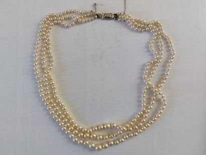 Collier de perles trois rangs, fermoir or...