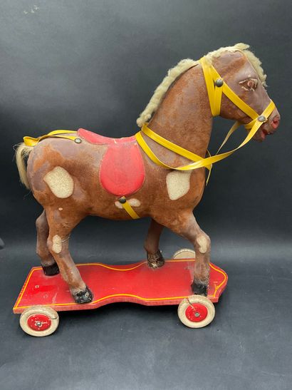 null Ancien jouet cheval à roulette en carton bouilli, H 47 cm (usure, manques et...