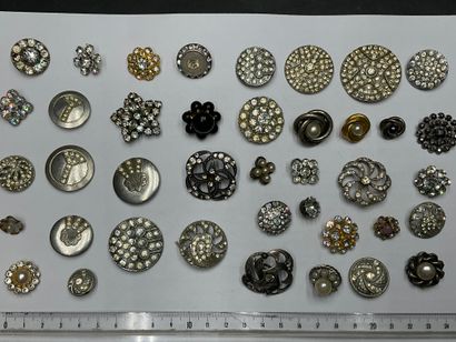 null Lot de 40 boutons "bijoux" à décor de strass et perles