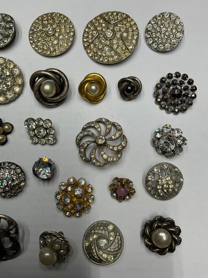 null Lot de 40 boutons "bijoux" à décor de strass et perles