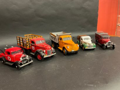 null lot of 5 vehicles of the 30s - 40s of different scales, metal and plastic