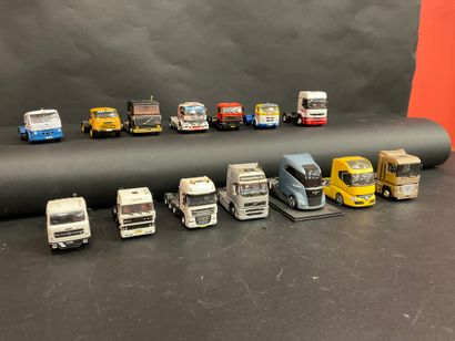 null Lot de 14 tracteurs routiers, échelle 1/43, métal et plastique.