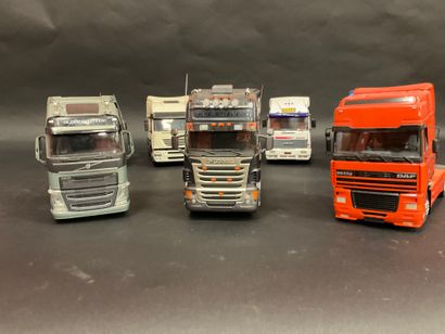 null lot de 8 tracteurs routiers, échelle 1/24, métal et plastique.