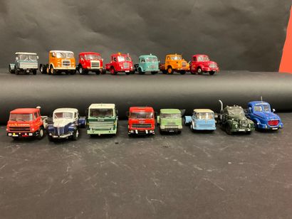 null Lot de 15 tracteurs routiers des années 50 - 60, échelle 1/43.